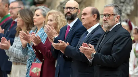 El Claustro de la Catedral ha sido un año más el escenario de la ceremonia del Foro u Oferta de Las Cantaderas, con la participación de la Corporación Municipal encabezada por el alcalde, José Antonio Diez. Este año, el concejal Jon Fernández ejerció como síndico municipal, mientras que el Cabildo Catedralicio estuvo representado por Mario González. Foto: Peio García