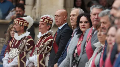El Claustro de la Catedral ha sido un año más el escenario de la ceremonia del Foro u Oferta de Las Cantaderas, con la participación de la Corporación Municipal encabezada por el alcalde, José Antonio Diez. Este año, el concejal Jon Fernández ejerció como síndico municipal, mientras que el Cabildo Catedralicio estuvo representado por Mario González. Foto: Peio García