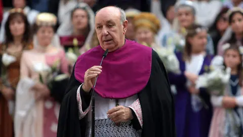 El Claustro de la Catedral ha sido un año más el escenario de la ceremonia del Foro u Oferta de Las Cantaderas, con la participación de la Corporación Municipal encabezada por el alcalde, José Antonio Diez. Este año, el concejal Jon Fernández ejerció como síndico municipal, mientras que el Cabildo Catedralicio estuvo representado por Mario González. Foto: Peio García