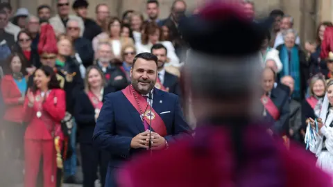 El Claustro de la Catedral ha sido un año más el escenario de la ceremonia del Foro u Oferta de Las Cantaderas, con la participación de la Corporación Municipal encabezada por el alcalde, José Antonio Diez. Este año, el concejal Jon Fernández ejerció como síndico municipal, mientras que el Cabildo Catedralicio estuvo representado por Mario González. Foto: Peio García
