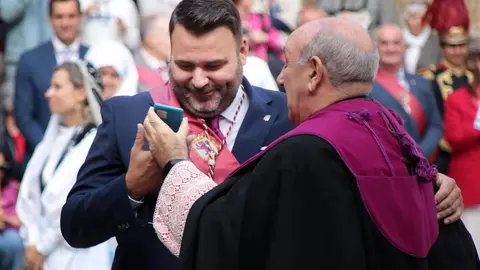 El Claustro de la Catedral ha sido un año más el escenario de la ceremonia del Foro u Oferta de Las Cantaderas, con la participación de la Corporación Municipal encabezada por el alcalde, José Antonio Diez. Este año, el concejal Jon Fernández ejerció como síndico municipal, mientras que el Cabildo Catedralicio estuvo representado por Mario González. Foto: Peio García