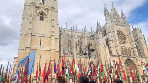 El Desfile de Pendones Concejiles de León reúne a 357 varas en representación de más de 230 pueblos. Foto: A. Laliena