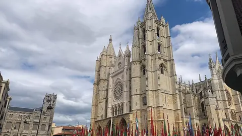 El Desfile de Pendones Concejiles de León reúne a 357 varas en representación de más de 230 pueblos. Foto: A. Laliena