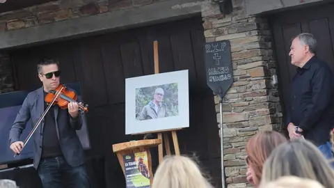 La Asociación de Vecinos El Nogalón celebra un acto de homenaje al bombero forestal Nacho Rumbao, fallecido en acto de servicio en Espinoso de Compludo. Foto: Ical
