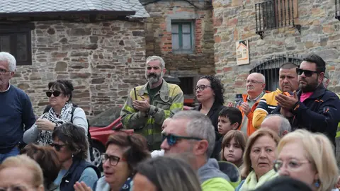 La Asociación de Vecinos El Nogalón celebra un acto de homenaje al bombero forestal Nacho Rumbao, fallecido en acto de servicio en Espinoso de Compludo. Foto: Ical