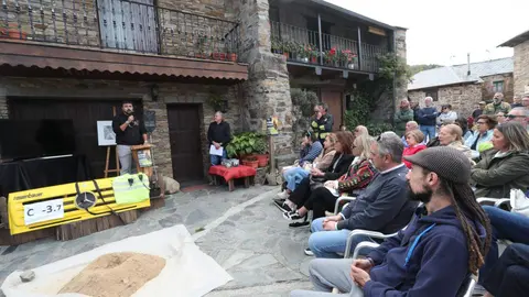 La Asociación de Vecinos El Nogalón celebra un acto de homenaje al bombero forestal Nacho Rumbao, fallecido en acto de servicio en Espinoso de Compludo. Foto: Ical
