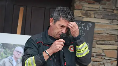 La Asociación de Vecinos El Nogalón celebra un acto de homenaje al bombero forestal Nacho Rumbao, fallecido en acto de servicio en Espinoso de Compludo. Foto: Ical