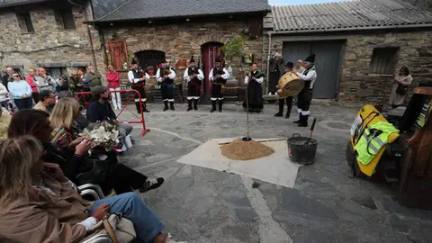 La Asociación de Vecinos El Nogalón celebra un acto de homenaje al bombero forestal Nacho Rumbao, fallecido en acto de servicio en Espinoso de Compludo. Foto: Ical