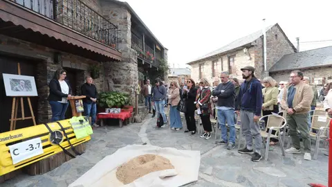 La Asociación de Vecinos El Nogalón celebra un acto de homenaje al bombero forestal Nacho Rumbao, fallecido en acto de servicio en Espinoso de Compludo. Foto: Ical