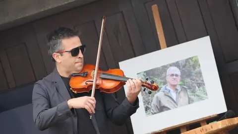 La Asociación de Vecinos El Nogalón celebra un acto de homenaje al bombero forestal Nacho Rumbao, fallecido en acto de servicio en Espinoso de Compludo. Foto: Ical