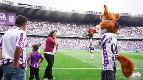 Una pedida de mano une a Valladolid y León en pleno derbi. Iván, abonado blanquivioleta, pidió matrimonio a Lorena, aficionada culturalista, antes del inicio del partido en Zorrilla
Rivalidad histórica, pero con respeto.