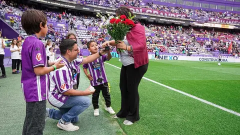 Una pedida de mano une a Valladolid y León en pleno derbi. Iván, abonado blanquivioleta, pidió matrimonio a Lorena, aficionada culturalista, antes del inicio del partido en Zorrilla
Rivalidad histórica, pero con respeto.
