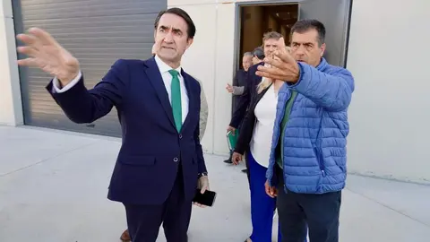 El consejero de Medio Ambiente, Vivienda y Ordenación del Territorio, Juan Carlos Suárez-Quiñones, visita las naves logísticas promovidas por la Junta en el polígono de Villadangos del Páramo. Foto: Campillo.
