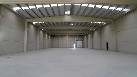 El consejero de Medio Ambiente, Vivienda y Ordenación del Territorio, Juan Carlos Suárez-Quiñones, visita las naves logísticas promovidas por la Junta en el polígono de Villadangos del Páramo. Foto: Campillo.