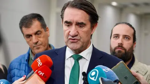 El consejero de Medio Ambiente, Vivienda y Ordenación del Territorio, Juan Carlos Suárez-Quiñones, visita las naves logísticas promovidas por la Junta en el polígono de Villadangos del Páramo
