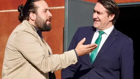 El consejero de Medio Ambiente, Vivienda y Ordenación del Territorio, Juan Carlos Suárez-Quiñones, visita las naves logísticas promovidas por la Junta en el polígono de Villadangos del Páramo. Foto: Campillo.