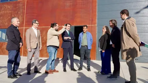 El consejero de Medio Ambiente, Vivienda y Ordenación del Territorio, Juan Carlos Suárez-Quiñones, visita las naves logísticas promovidas por la Junta en el polígono de Villadangos del Páramo. Foto: Campillo.