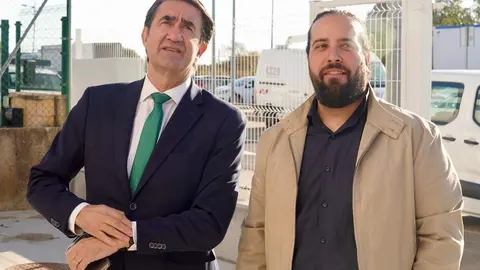 El consejero de Medio Ambiente, Vivienda y Ordenación del Territorio, Juan Carlos Suárez-Quiñones, visita las naves logísticas promovidas por la Junta en el polígono de Villadangos del Páramo. Foto: Campillo.