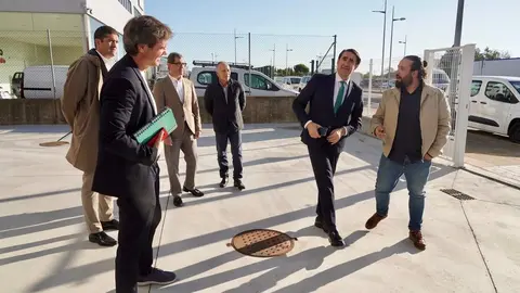 El consejero de Medio Ambiente, Vivienda y Ordenación del Territorio, Juan Carlos Suárez-Quiñones, visita las naves logísticas promovidas por la Junta en el polígono de Villadangos del Páramo. Foto: Campillo.