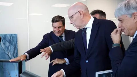El consejero de Economía y Hacienda y portavoz, Carlos Fernández Carriedo, ha visitado este lunes las instalaciones de la empresa Tvitec, ubicadas en el Polígono Industrial El Bayo, en la localidad leonesa de Cubillos de Sil. Foto: Junta de Castilla y León.