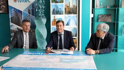 El consejero de Economía y Hacienda y portavoz, Carlos Fernández Carriedo, ha visitado este lunes las instalaciones de la empresa Tvitec, ubicadas en el Polígono Industrial El Bayo, en la localidad leonesa de Cubillos de Sil. Foto: Junta de Castilla y León.
