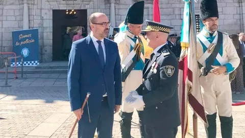El Ayuntamiento de Ponferrada celebró este lunes el Día de San Miguel Arcángel, patrón de la Policía Municipal, en un acto institucional presidido por el alcalde, Marco Morala, acompañado por el intendente jefe, Arturo Pereira, y el concejal de Seguridad Ciudadana, Carlos Cortina.