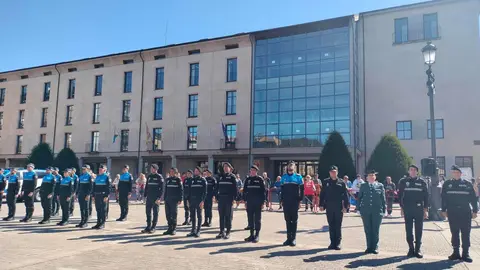 El Ayuntamiento de Ponferrada celebró este lunes el Día de San Miguel Arcángel, patrón de la Policía Municipal, en un acto institucional presidido por el alcalde, Marco Morala, acompañado por el intendente jefe, Arturo Pereira, y el concejal de Seguridad Ciudadana, Carlos Cortina.