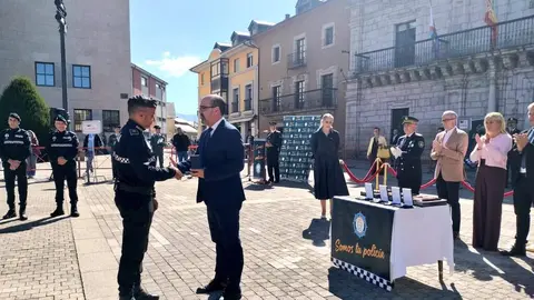 El Ayuntamiento de Ponferrada celebró este lunes el Día de San Miguel Arcángel, patrón de la Policía Municipal, en un acto institucional presidido por el alcalde, Marco Morala, acompañado por el intendente jefe, Arturo Pereira, y el concejal de Seguridad Ciudadana, Carlos Cortina.
