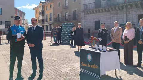 El Ayuntamiento de Ponferrada celebró este lunes el Día de San Miguel Arcángel, patrón de la Policía Municipal, en un acto institucional presidido por el alcalde, Marco Morala, acompañado por el intendente jefe, Arturo Pereira, y el concejal de Seguridad Ciudadana, Carlos Cortina.