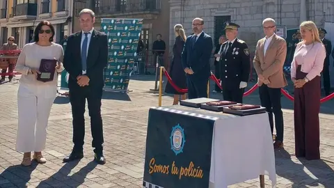 El Ayuntamiento de Ponferrada celebró este lunes el Día de San Miguel Arcángel, patrón de la Policía Municipal, en un acto institucional presidido por el alcalde, Marco Morala, acompañado por el intendente jefe, Arturo Pereira, y el concejal de Seguridad Ciudadana, Carlos Cortina.