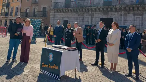 El Ayuntamiento de Ponferrada celebró este lunes el Día de San Miguel Arcángel, patrón de la Policía Municipal, en un acto institucional presidido por el alcalde, Marco Morala, acompañado por el intendente jefe, Arturo Pereira, y el concejal de Seguridad Ciudadana, Carlos Cortina.