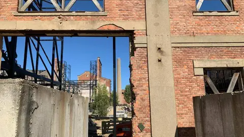 Los trabajos para convertir Santa Elvira en un mini recinto polivalente al aire libre ya dejan ver la nueva estructura interior que recorre el atrio y consolida las paredes. Foto: A.F.R.