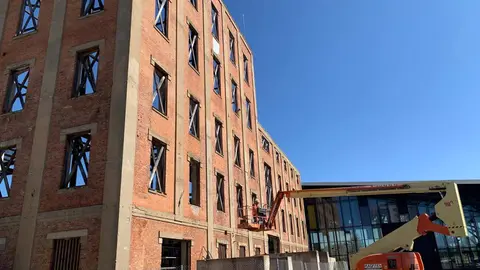 Los trabajos para convertir Santa Elvira en un mini recinto polivalente al aire libre ya dejan ver la nueva estructura interior que recorre el atrio y consolida las paredes. Foto: A.F.R.