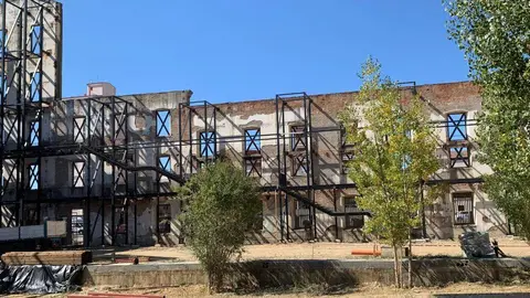 Los trabajos para convertir Santa Elvira en un mini recinto polivalente al aire libre ya dejan ver la nueva estructura interior que recorre el atrio y consolida las paredes. Foto: A.F.R.