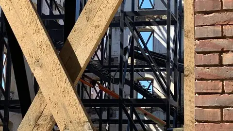Los trabajos para convertir Santa Elvira en un mini recinto polivalente al aire libre ya dejan ver la nueva estructura interior que recorre el atrio y consolida las paredes. Foto: A.F.R.