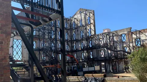 Los trabajos para convertir Santa Elvira en un mini recinto polivalente al aire libre ya dejan ver la nueva estructura interior que recorre el atrio y consolida las paredes. Foto: A.F.R.
