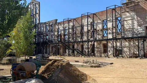 Los trabajos para convertir Santa Elvira en un mini recinto polivalente al aire libre ya dejan ver la nueva estructura interior que recorre el atrio y consolida las paredes. Foto: A.F.R.