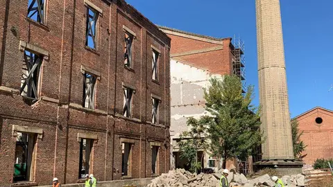 Los trabajos para convertir Santa Elvira en un mini recinto polivalente al aire libre ya dejan ver la nueva estructura interior que recorre el atrio y consolida las paredes. Foto: A.F.R.