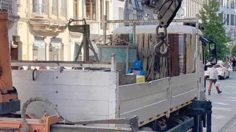 La escultura de Javier Robles, vandalizada la pasada semana, ha sido retirada este martes por empleados municipales para proceder a su recuperación y reinstalación.