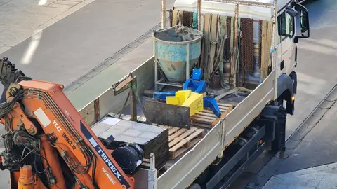 La escultura de Javier Robles, vandalizada la pasada semana, ha sido retirada este martes por empleados municipales para proceder a su recuperación y reinstalación.