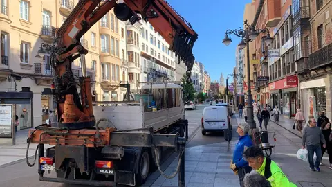 La escultura de Javier Robles, vandalizada la pasada semana, ha sido retirada este martes por empleados municipales para proceder a su recuperación y reinstalación.