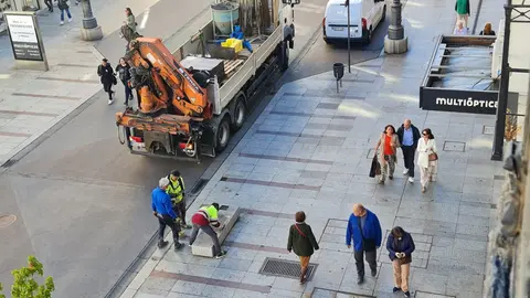 La escultura de Javier Robles, vandalizada la pasada semana, ha sido retirada este martes por empleados municipales para proceder a su recuperación y reinstalación.