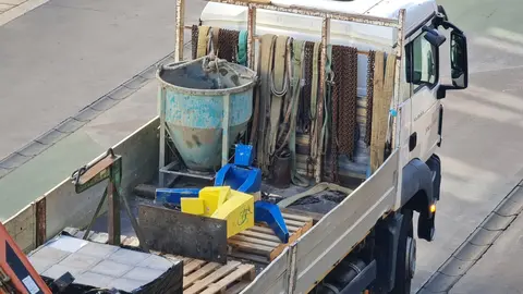 La escultura de Javier Robles, vandalizada la pasada semana, ha sido retirada este martes por empleados municipales para proceder a su recuperación y reinstalación.
