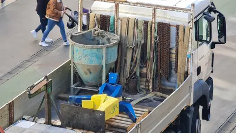 La escultura de Javier Robles, vandalizada la pasada semana, ha sido retirada este martes por empleados municipales para proceder a su recuperación y reinstalación.