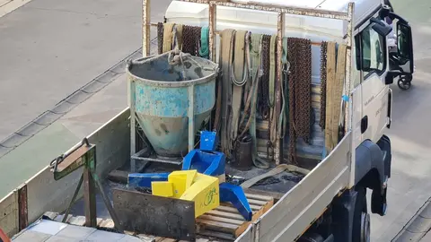 La escultura de Javier Robles, vandalizada la pasada semana, ha sido retirada este martes por empleados municipales para proceder a su recuperación y reinstalación.