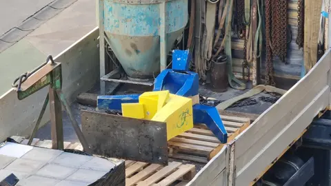 La escultura de Javier Robles, vandalizada la pasada semana, ha sido retirada este martes por empleados municipales para proceder a su recuperación y reinstalación.