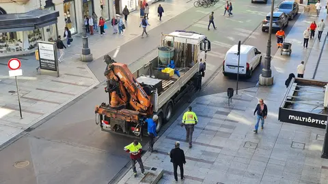 La escultura de Javier Robles, vandalizada la pasada semana, ha sido retirada este martes por empleados municipales para proceder a su recuperación y reinstalación.