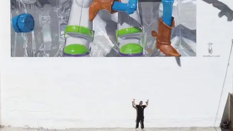 El conocido artista urbano Da2.0 vinculado a León firma un nuevo y especular mural con los protagonistas de Toy Story en la localidad palentina de Guardo. Foto: Da2.0