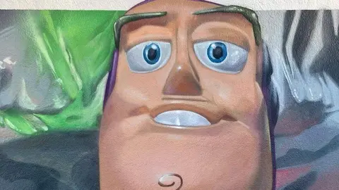 El conocido artista urbano Da2.0 vinculado a León firma un nuevo y especular mural con los protagonistas de Toy Story en la localidad palentina de Guardo. Foto: Da2.0