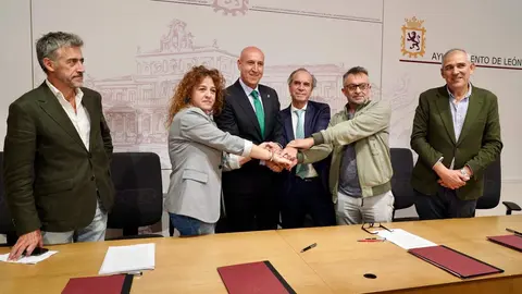 Empleo, bienestar social, vivienda y alquiler social son los pilares de actuación del acuerdo marco suscrito hoy por el Ayuntamiento, la Federación Leonesa de Empresarios, UGT y CCOO para activar el diálogo social en la ciudad de León. Foto: Campillo